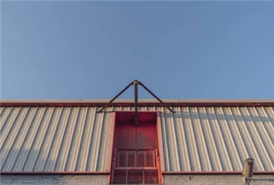 Badanie trwałości stojącego metalowego dachu